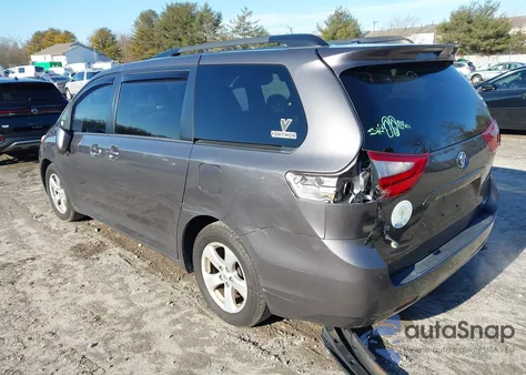 2015 Toyota Sienna Le z USA, uszkodzony, nr VIN 5TDKK3DC6FS578358